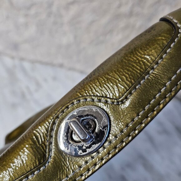 Coach Y2k Oliver Green Patent Leather Turn Lock Clutch Wristlet - Picture 3 of 12
